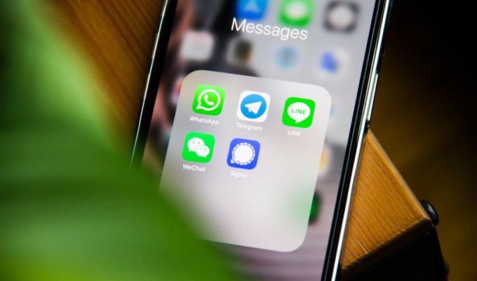 Zbliżenie na ekran smartfona z folderem „Messages” zawierającym różne aplikacje.
