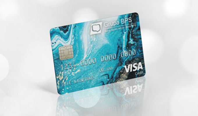 Karta kredytowa VISA z niebieskim, marmurkowym wzorem z logo Grupy BPS, ustawiona pod kątem na jasnym, rozmytym tle.