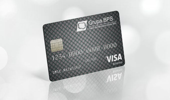 Szara karta płatnicza Visa Bussines Euro z logo Grupy BPS, ustawiona pod kątem na jasnym, rozmytym tle.