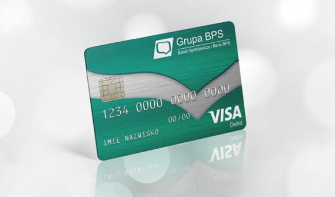 Zielona karta debetowa VISA z logo Grupy BPS, ustawiona pod kątem na jasnym, rozmytym tle.