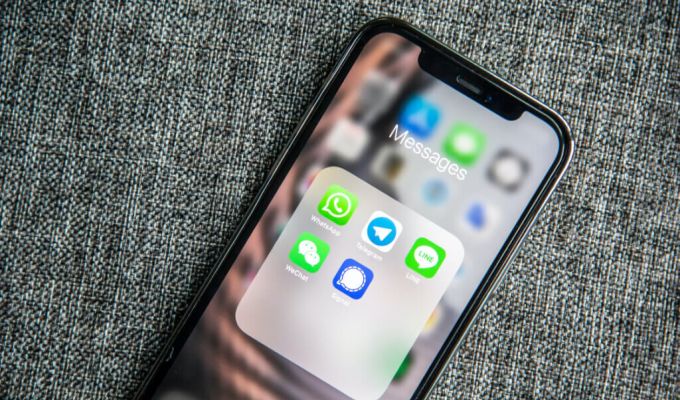 Smartfon z otwartym folderem „Messages” zawierającym różne aplikacje.