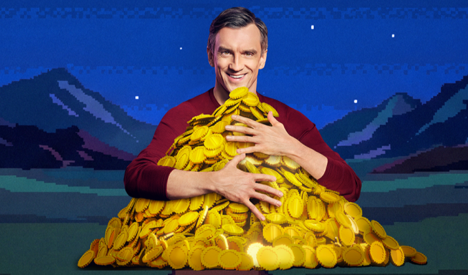 Mężczyzna przytulający górę złotych monet