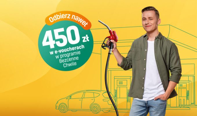 Mężczyzna trzyma pistolet dystrybutora paliwa. Obok napis: „Odbierz nawet 450 zł w e-voucherach w programie Bezcenne Chwile”.