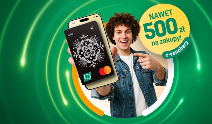 Mężczyzna w dżinsowej koszuli trzymający telefon z kartą Mastercard. W tle napis informujący o możliwości wygrania e-voucherów na zakupy na kwotę nawet 500 zł.
